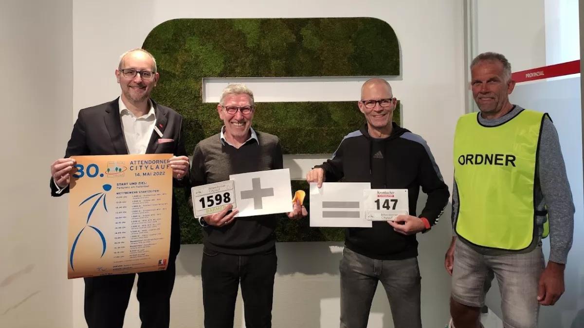 TVA-Vorsitzender Andreas Ufer (2.v.l.) hält den Chip in der Hand als Symbol für die Digitalisierung, die nun auch beim Attendorner City-Lauf implementiert wird. Mit ihm gemeinsam auf den Citylauf freuen sich ( von links): Dirk Stenger (Sparkasse ALK), Rolf Kaufmann (stellv. Vorsitzender TVA) und Christoph Keseberg (Abteilungsleiter Laufsport TVA).