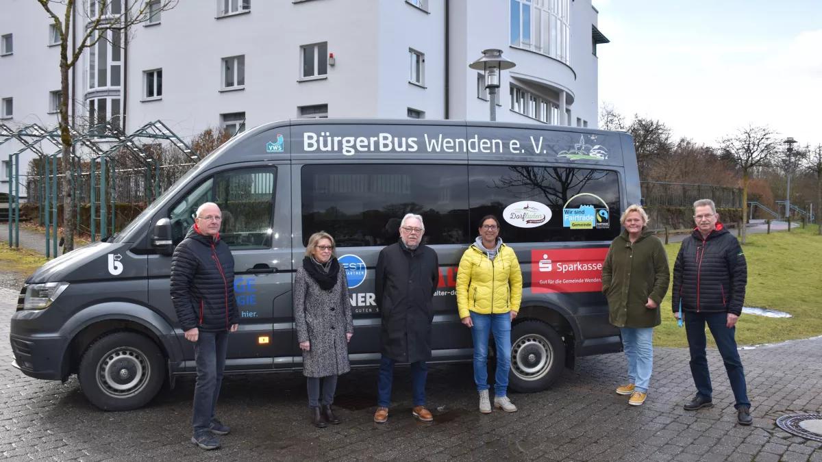 Freuen sich über die neuen Partnerschaften, v.l.n.r.: Alois Wigger, Hella und Gerd Pelz (alle BürgerBus Wenden), Silke Niederschlag (Marketing Dorfladen Ottfingen), Nicole Williams (Gemeinde Wenden & FairWenden) sowie Wolfgang Loosen (BürgerBusWenden).