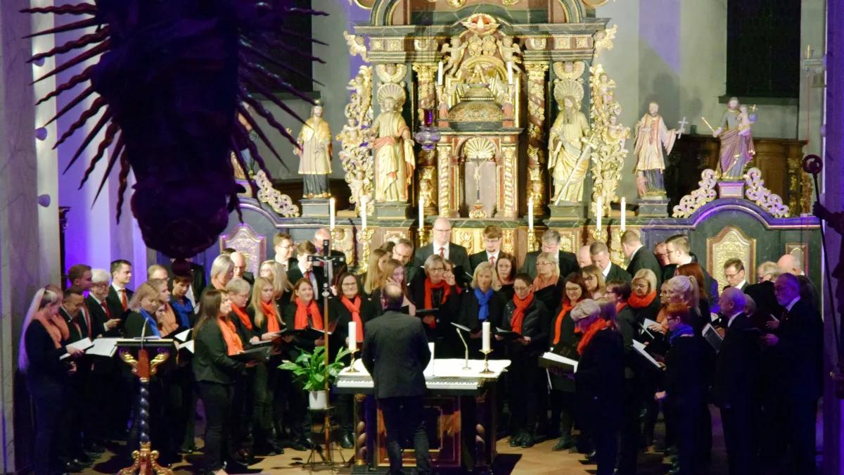 Gemeinsam mit dem Frauenchor „Nova Cantica“ sowie Solisten und Organisten laden Männerchor, Gemischter Chor sowie Junger Chor „Chorazon“ Möllmicke zur Geistlichen Abendmusik und Friedensgebet in die Pfarrkirche St.-Severinus Wenden ein.