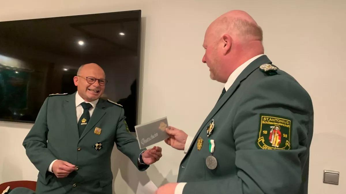 Klaus Welter (links) bedankte sich bei Bernd Avenarius für seine langjahrige Tätigkeit im Vorstand.