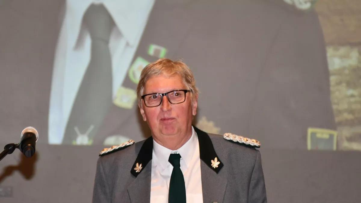 Dem Vorschlag, Georg Schulte zum Ehrenbrudermeister zu ernennen, stimmten alle 110 anwesenden Mitglieder des Schützenvereins Helden einstimmig zu.