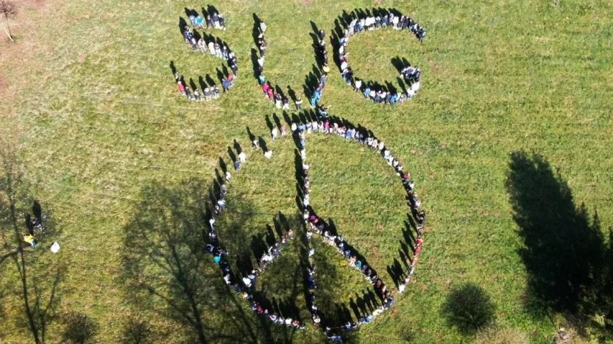Für diese Aufnahme hatten sich die Klassen 5,6 und 7 des St.-Ursula Gymnasiums Attendorn positioniert, um ihrer Position für den Frieden Gewicht zu verleihen.
