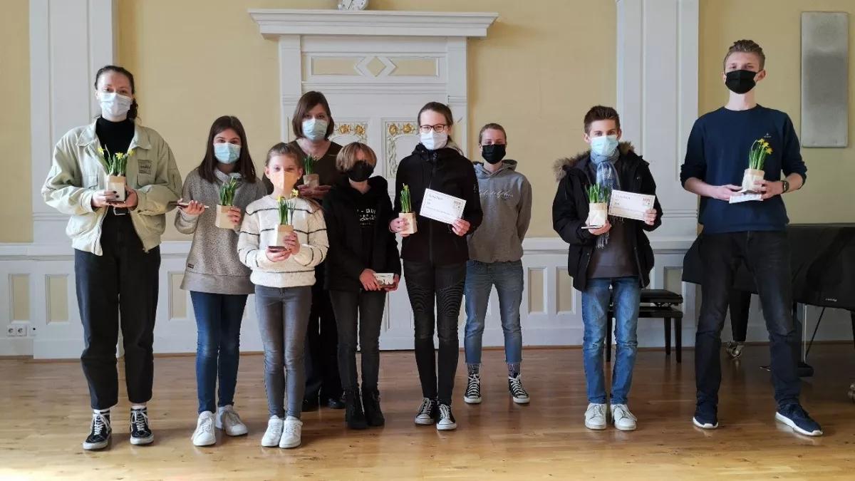 Marleen Molitor, Rosalie Wandersee, Clara Kalka, Elternvorsitzende Frau Raulfs, Lilian Brenner, Mathilda Vetter, Jule Duschek, Frederik Kieslich, David Fastriok (v.l.n.r.) ist Nachhaltigkeit wichtig.