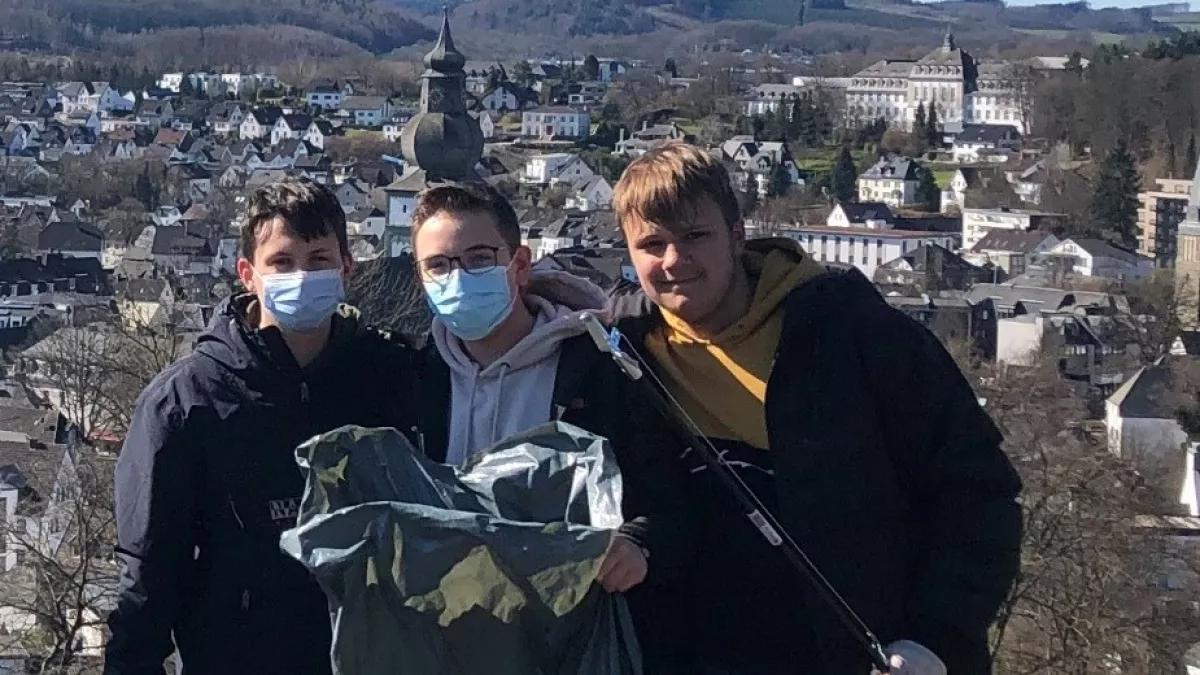 Sind mit ihrer „Ausbeute“ zufrieden. Von links: Justus Müller, Philipp Krzyszczyk und Maxim Garres.