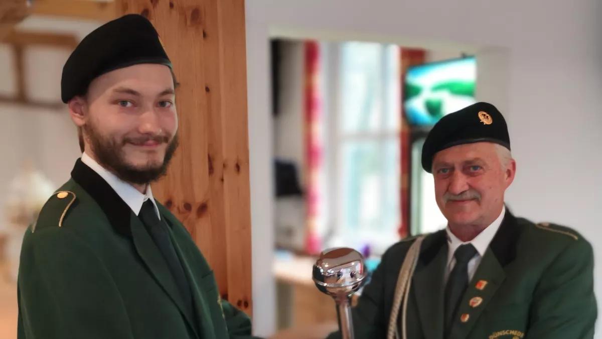 Neuer und alter Tambourmajor des Tambourcorps Dünschede: Dominik Poggel folgt auf Herrmann Josef Plaßmann.