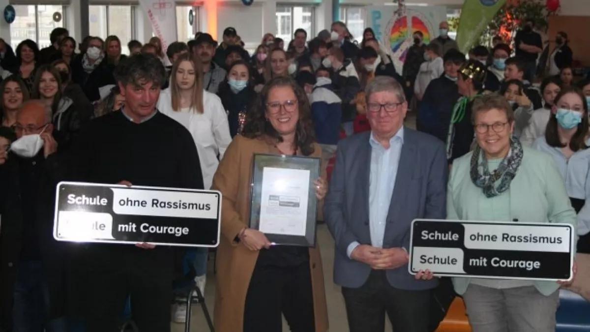 Strahlende Gesichter bei der Auszeichnung „Schule ohne Rassismus - Schule mit Courage“.