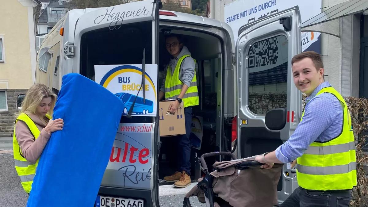 Helfer der Bus Brücke bei einem Umzug.