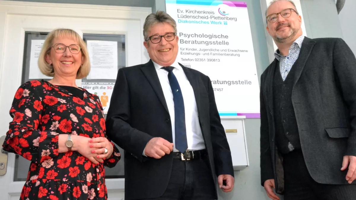 Diakonie-Geschäftsführerin Iris Jänicke und Superintendent Dr. Christof Grote (rechts) gratulierten Volker Bäumer zur Berufung als Diakoniepfarrer im Ev. Kirchenkreis Lüdenscheid-Plettenberg.