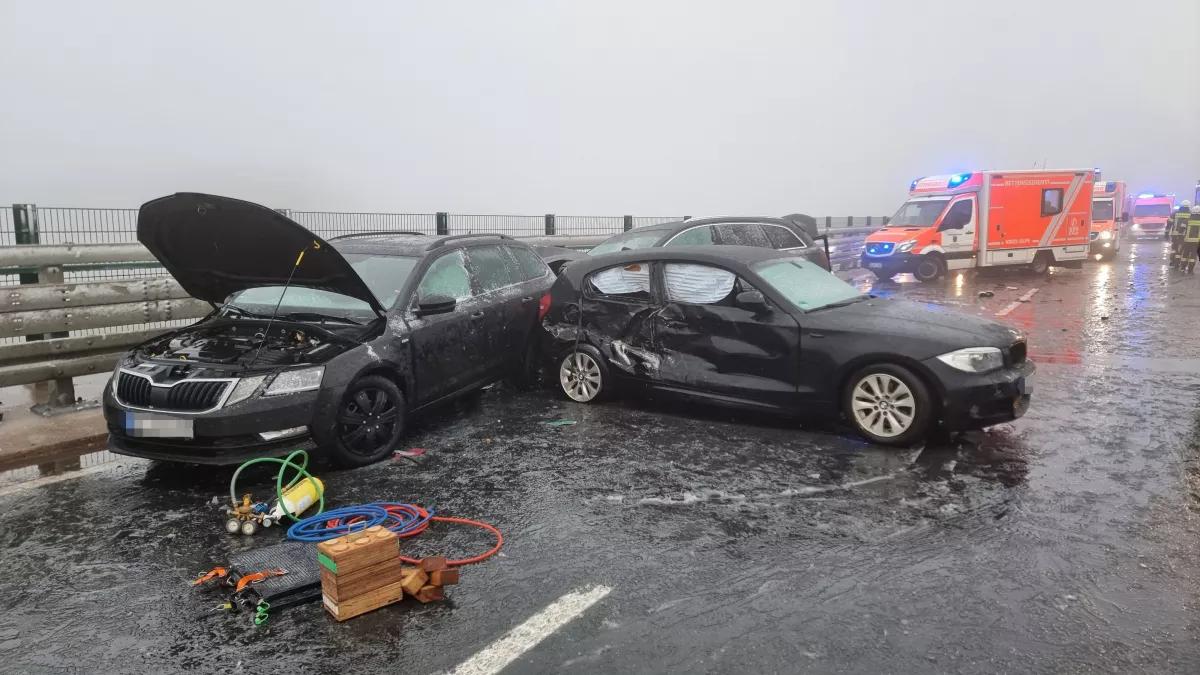 Erneut hat es am Montag, 4. April, einen Unfall mit mehreren beteiligten Fahrzeugen auf der A 45 bei Drolshagen gegeben. Mehrere Rettungswagen und ein Hubschrauber waren vor Ort.