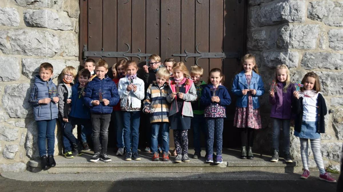 Stolz nahmen die Kinder die Kreuze entgegen.