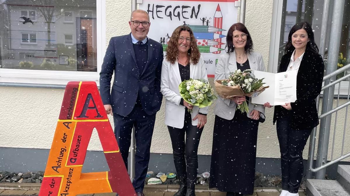 Schulrätin Britta Halbe (rechts) und Bürgermeister Achim Henkel gratulieren Verena Horn (Zweite von links) zur Ernennung zur Schulleiterin und Nicole Bicher zur Ernennung zur Konrektorin.