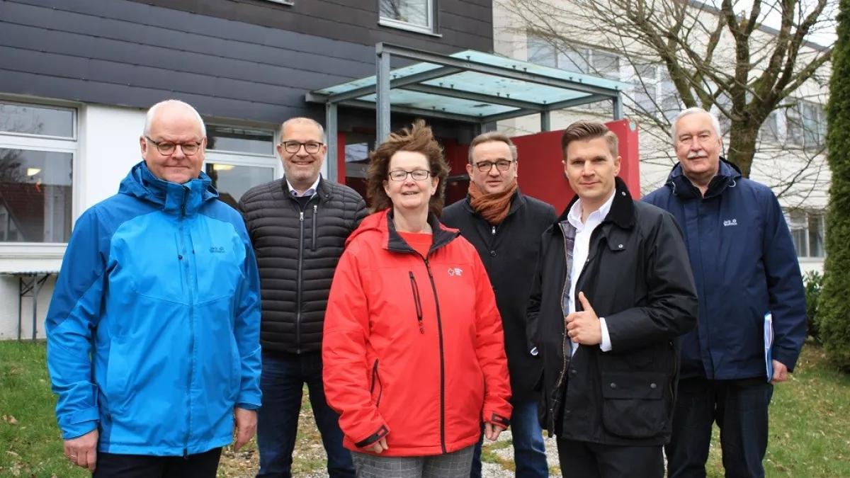 Von links: Ludwig Rasche (Erster Beigeordneter Finnentrops), Bürgermeister Achim Henkel, Einrichtungsleiterin Barbara Sander-Graetz, Torsten Tillmann (Vorstand DRK-Kreisverbands Olpe), Kreisdirektor Philipp Scharfenbaum und Andreas Sprenger (Leiter der Koordinierungsgruppe Ukraine des Kreises Olpe)