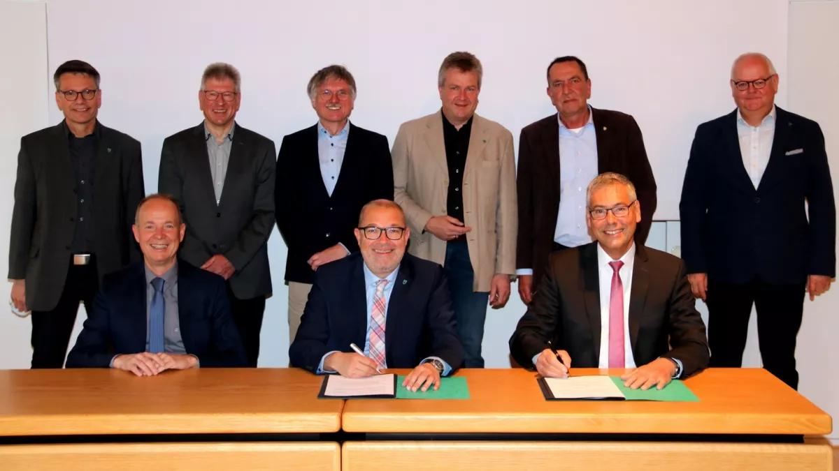 Landrat Theo Melcher, Bürgermeister Achim Henkel, Prof. Norbert Jardin, Vorstandsvorsitzender des Ruhrverbands (v.v.l.) Josef Baußmann (Kämmerer der Gemeinde Finnentrop und kaufmännischer Geschäftsführer der Gemeindewerke), Feckler (Regionalbereichsleiter Süd, Ruhrverband), Dr. Michael Weyand (Abteilungsleiter Flussgebietsmanagement, Ruhrverband), Ralf Venema (Bereichsleiter Tiefbau, Gemeinde Finnentrop), Ulli Hilleke (Fachbereichsleiter Wohnen, Bauen und Planen, Gemeinde Finnentrop) und der 1. Beigeordnete Ludwig Rasche (h.v.l.).