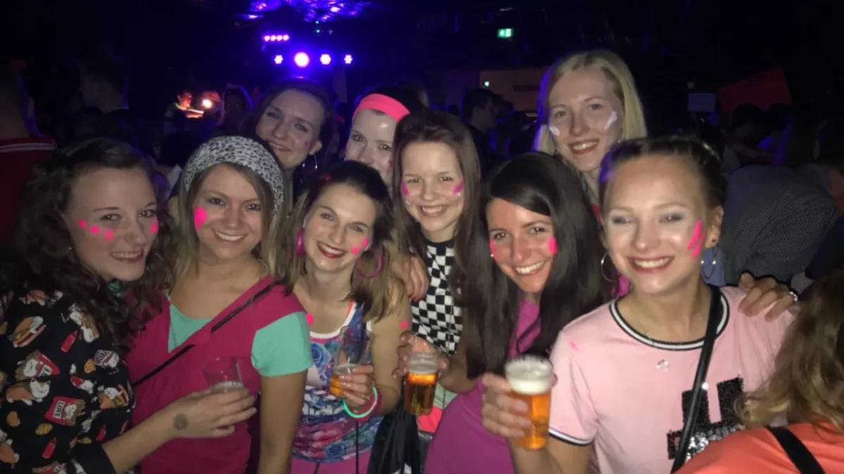 In der Schützenhalle Brachthausen geht es am Samstag zurück in die 80er- und 90er-Jahre.