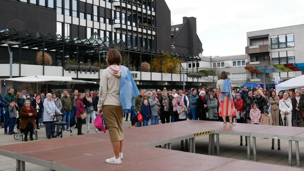 Die Modenschau war ein großer Publikumsmagnet beim Frühlingsmarkt in Altenhundem.