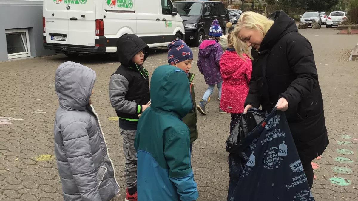 Die Grundschüler der St. Agatha-Grundschule Altenhundem sammelten Müll ein.