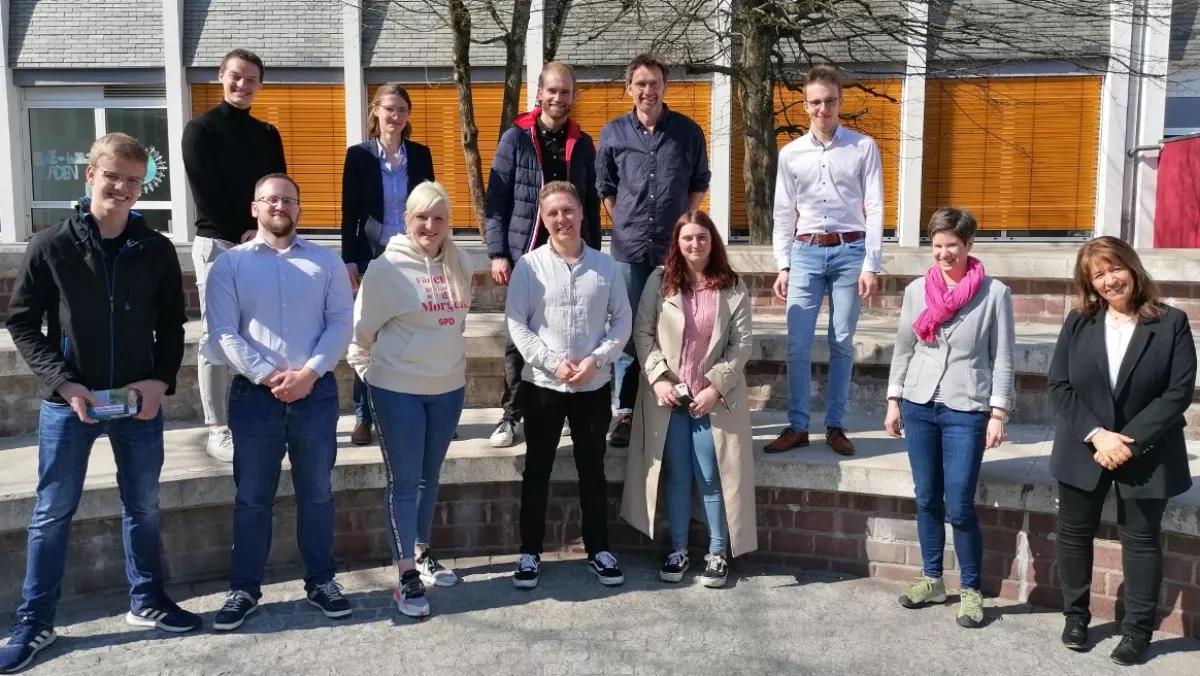 Trafen sich zum Politischen Tag am GymSL: (hinten) Dr. Friederike Brodhun (2.v.l.), Dr. Gregor Kaiser (4.v.l.) Colin Sam Stamm (r.), (vorne) Christin-Marie Stamm (3.v.l.), Kerstin Muckenhaupt (2.v.r., Koordinatorin der Gesellschaftswissenschaften) sowie Schulleiterin Birgitta Pieters (r.).