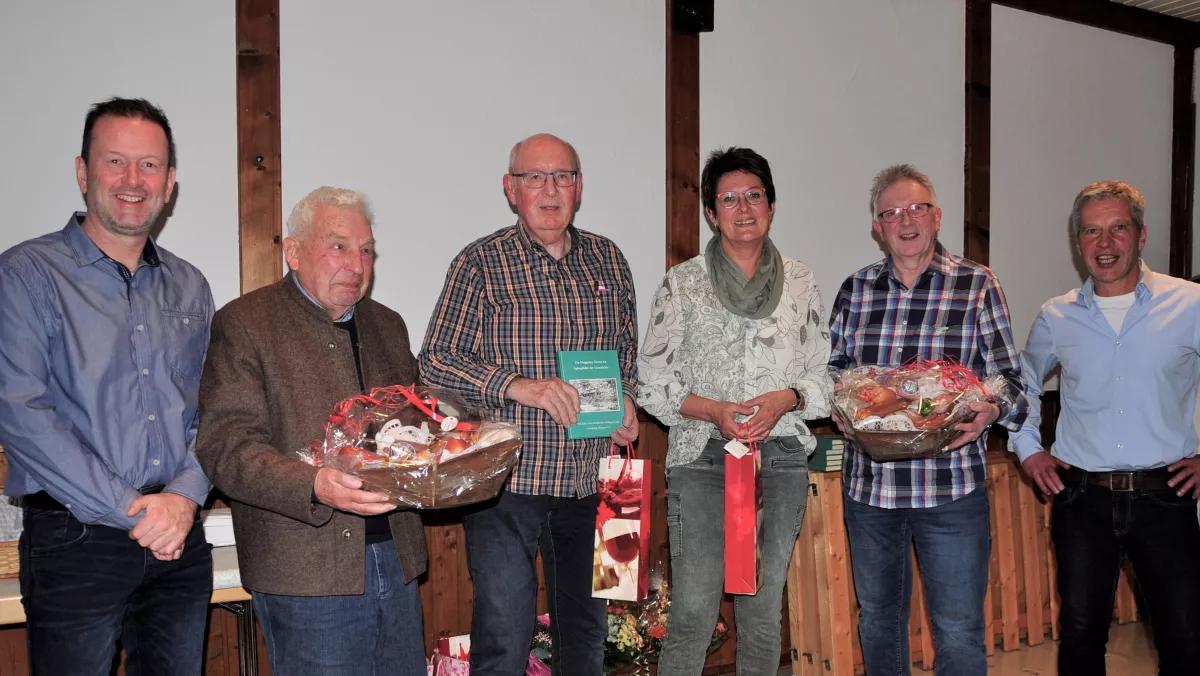 Versammlung beim SGV Meggen: (v.l.) der neue 1. Vorsitzende Stephan Ommer, die Jubilare Heino Rademacher (50 Jahre), Hans-Georg und Carola Wessolek (10 Jahre), Erich Behrens (50 Jahre) und der ehemalige Vorsitzende Rüdiger Czech.