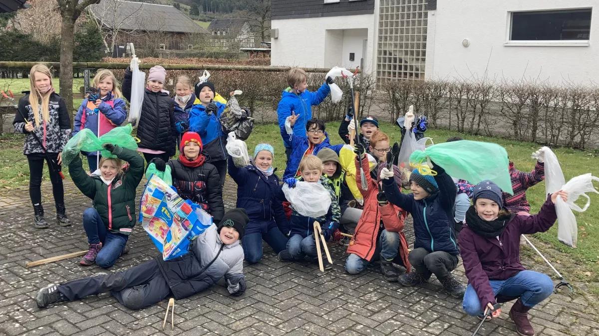 Die Saalhauser Grundschüler sammelten Müll und erhielten dafür ein kleines Dankeschön.
