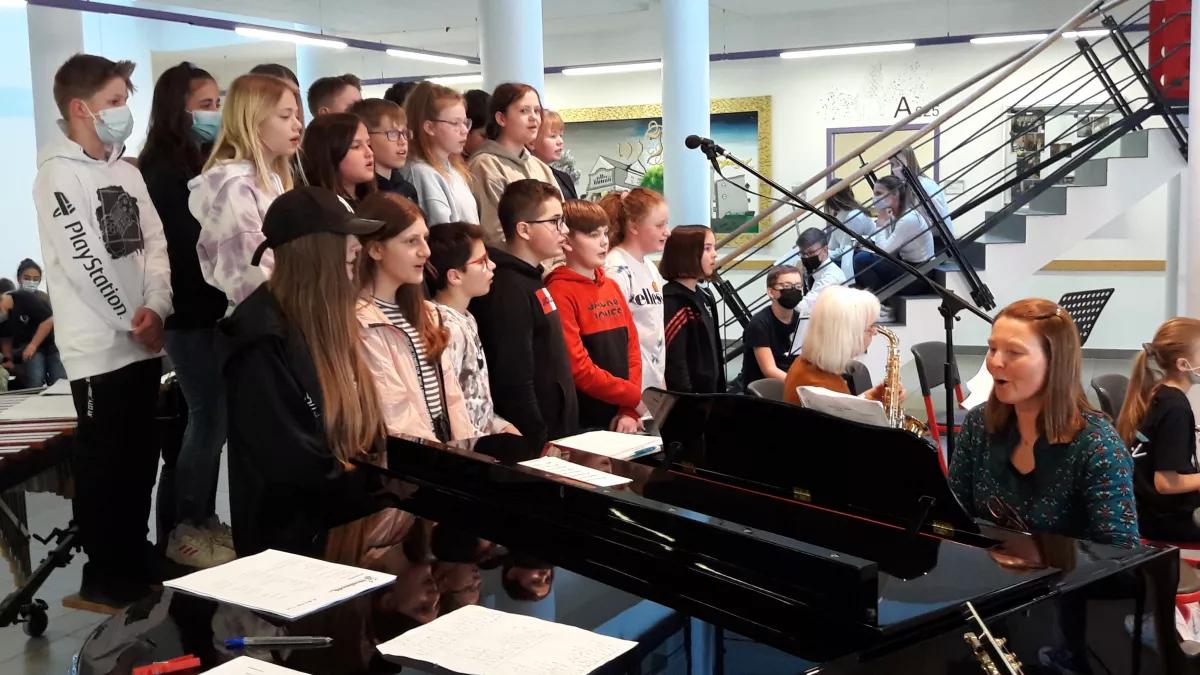 Schüler der sechsten Jahrgangstufe bei ihrer Darbietung.