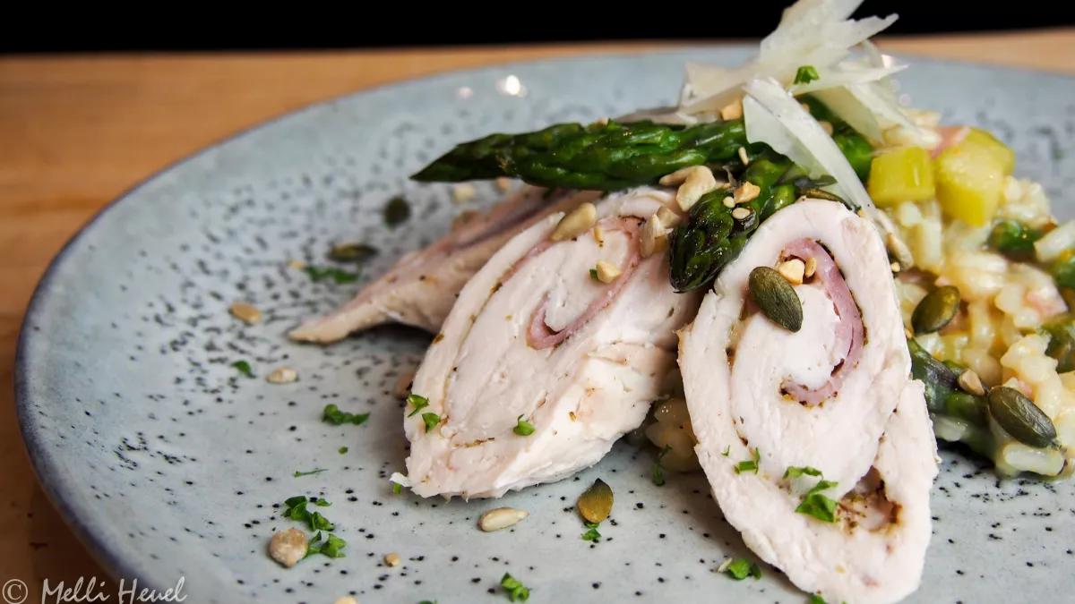 Mit Ostern läutet Melli Heuel die Spargelsaison ein und zeigt euch gleichzeitig ein leckeres Hähnchen-Gericht.