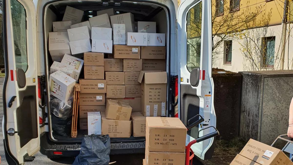 Bis zum Dach gefüllt ist der Transporter. Die Hilfe wird in Rumänien dringend benötigt. Viele Ukrainer sind auf der Flucht ins Nachbarland.