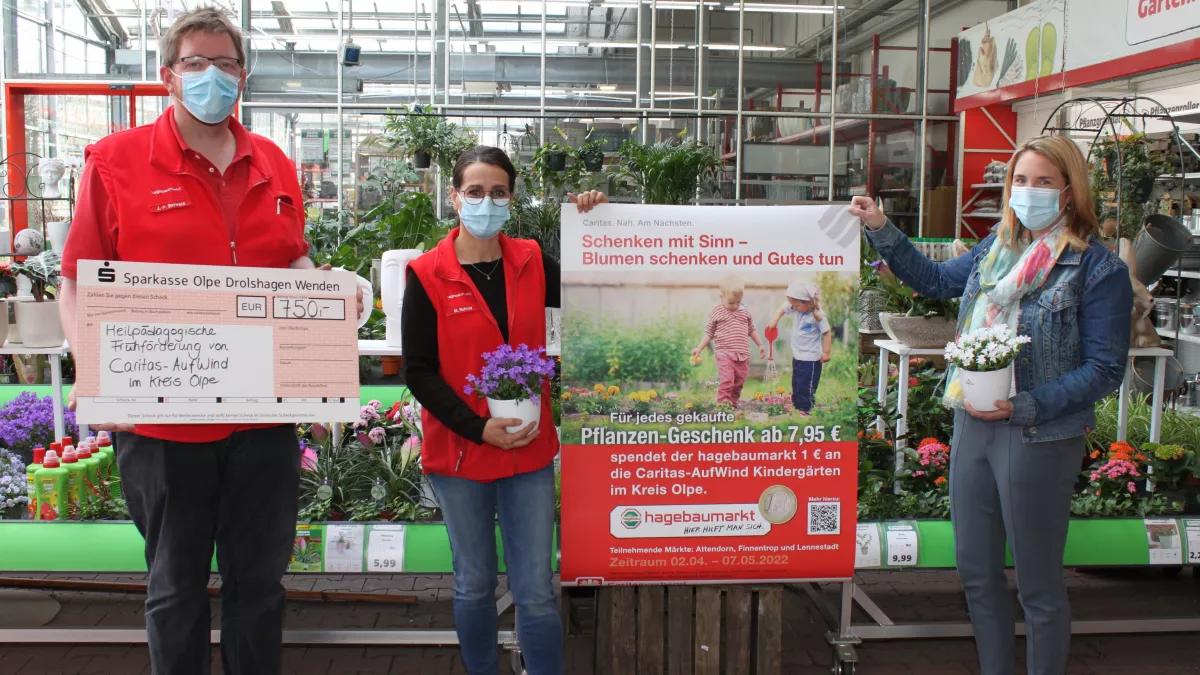 Die Hagebaumarkt-Vertreter Jan-Phillipp Berwald und Maria Ruhrus-Prieto überreichten den Scheck an Alexandra Scheld von Caritas-AufWind (von links). Gleichzeitig startet die nächste Aktion.