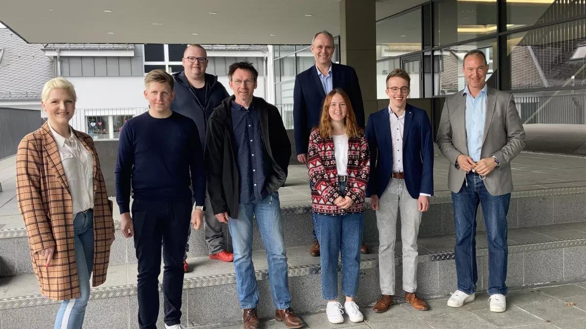 Vordere Reihe von links nach rechts: Christin-Marie Stamm (SPD), Paul Ohm (Schulsprecher), Dr. Gregor Kaiser (B'90/Die Grünen), Lena Kohlmann (SV), Colin Sam Stamm (FDP) und Jochen Ritter (CDU - MdL) 
Hintere Reihe: Thomas Bock (Die Linke), Thorsten Scheen (Freie Wähler)