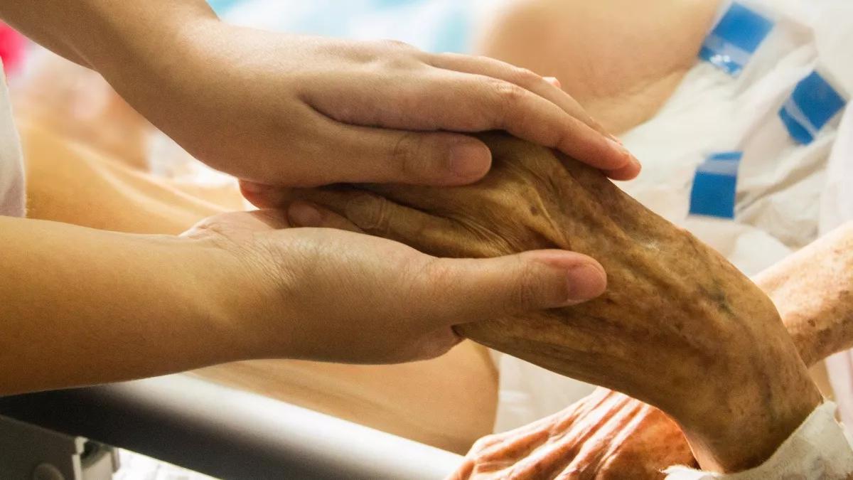 Symbolfoto Pflege, Krankheit, Patient, Hände