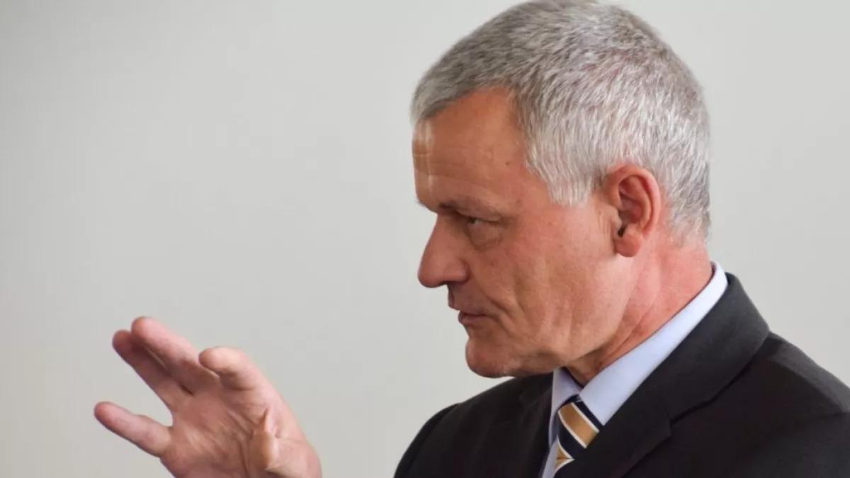 Klaus Gräbener, Hauptgeschäftsführer der IHK Siegen, regt an, die Ansätze aus der Konferenz in einem gemeinsamen Prozess in konkrete Schritte umzusetzen.