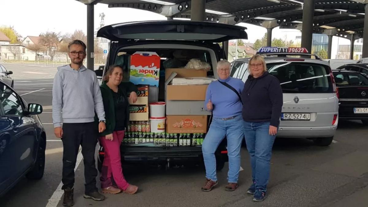 Großeinkauf in der polnischen Metro: Mit Spenden aus Lennestadt haben die vier Helfer so viel eingekauft, dass die Menschen in der Flüchtlingsunterkunft eine Woche lang versorgt werden können.