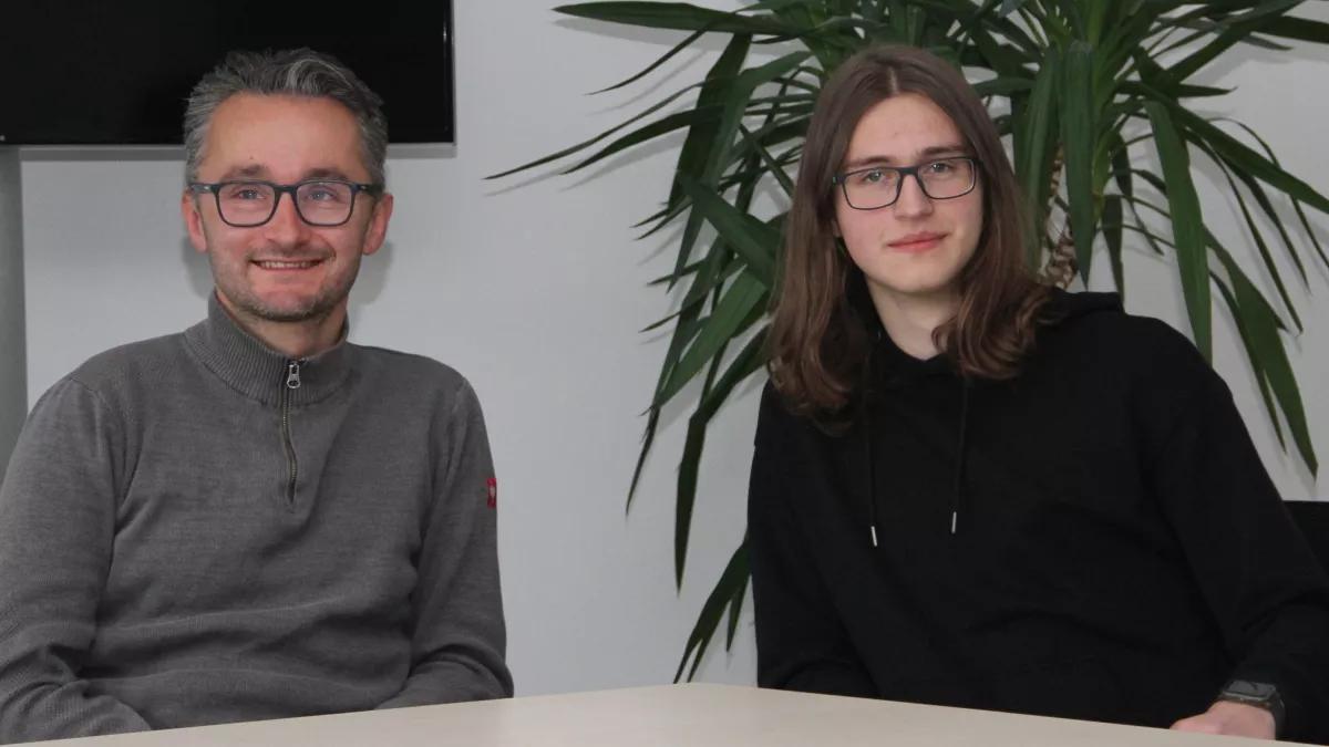 Beim Besuch in der LokalPlus-Redaktion berichtet Andrii (r.) von seinem Leben in der Ukraine, von der Flucht, den ersten Tagen in Lennestadt und seiner Liebe zur Musik. Matthäus begleitet den jungen Mann und übersetzt, was er auf ukrainisch erzählt.