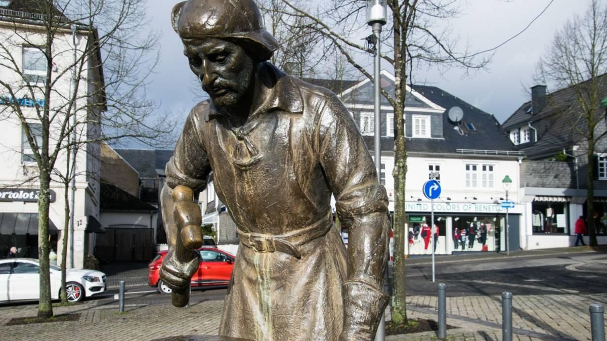 Pannenklöpper auf dem Olper Marktplatz.