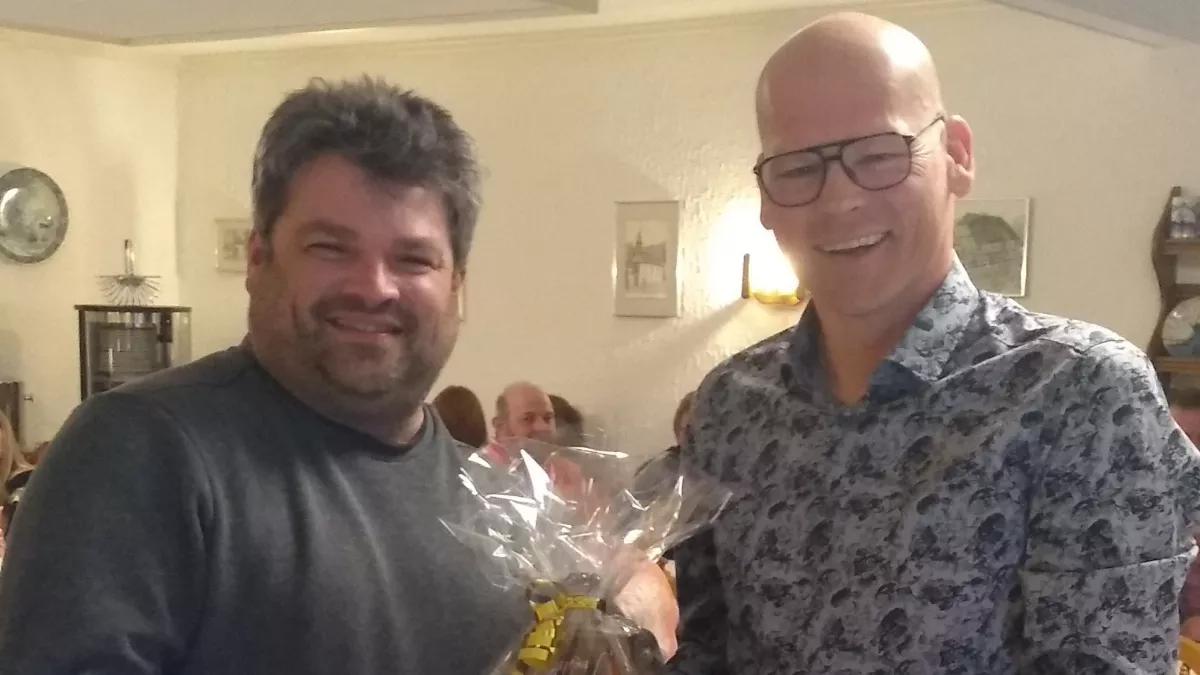 Präsident Mark Leine (rechts) bedankte sich bei Alexander Stuff für seine langjährige Vorstandsarbeit im RCC.