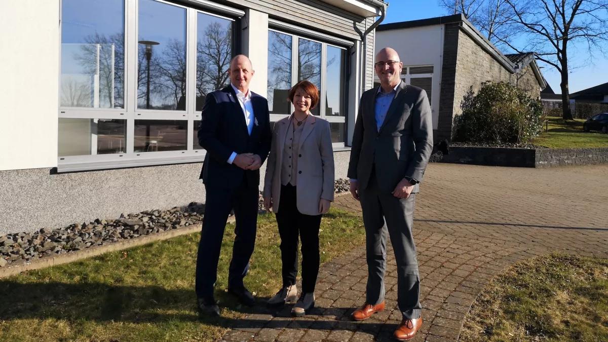 (v.l.n.r.): PD Dr. Frank van Buuren; Ärztlicher Direktor bei der KHS; Dr. Christine Menges; stellvertretende Ärztliche Direktorin Standort St. Martinus-Hospital; Dr. Gereon Blum, Geschäftsführer KHS.