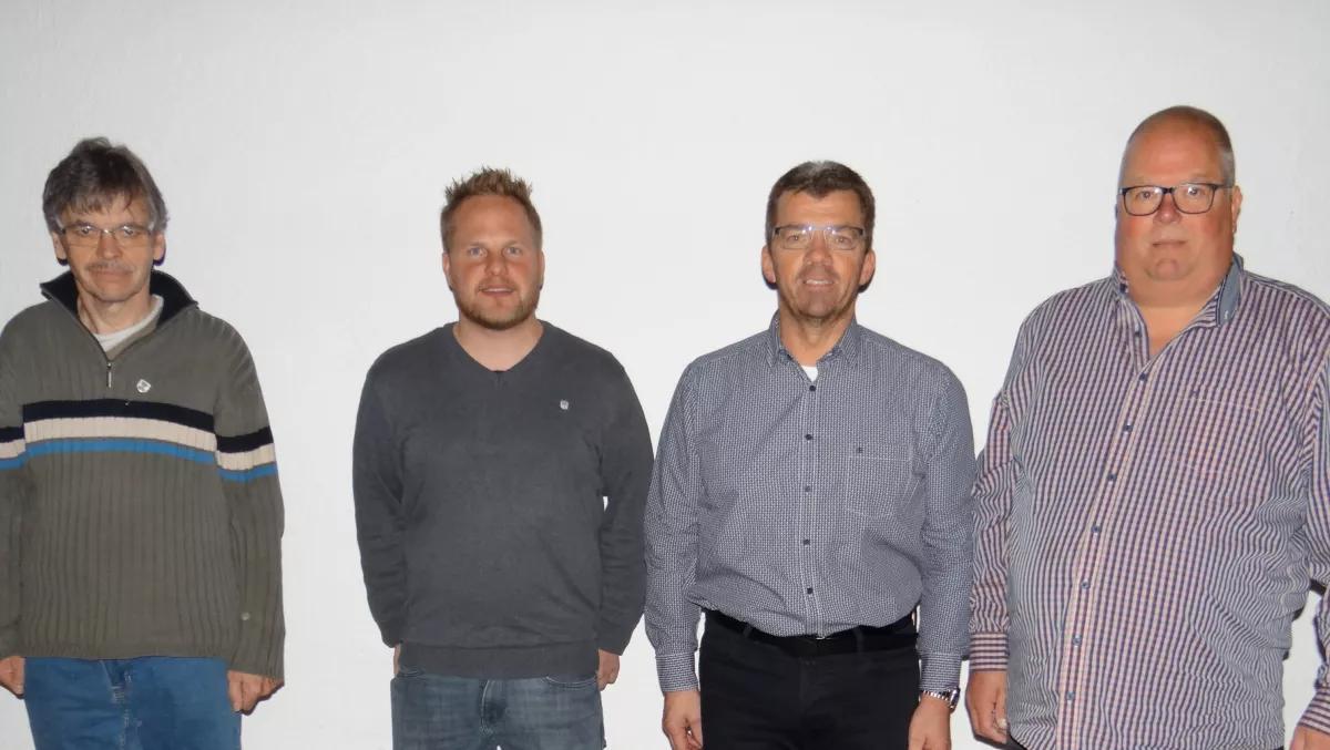 Versammlung beim St.-Josef-Schützenverein Altenkleusheim: (v.l.) Andreas Middel (ehemaliger 2. Fahnenoffizier), Chris Breitenbach (1. Beisitzer), Vorsitzender Georg Schulte und Michael Hunold (ehemaliger 1. Beisitzer).