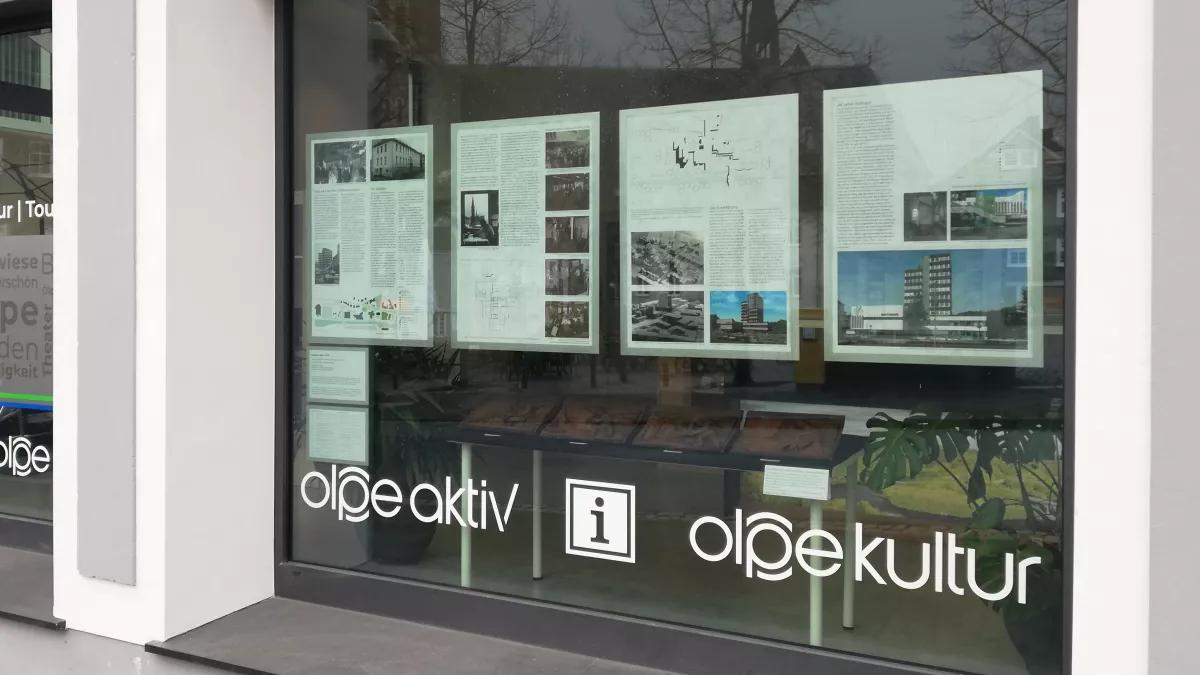 Im Schaufenster von Olpe Aktiv sind auf vier Tafeln Fotos und Pläne zur Baugeschichte des Olper Rathauses zu sehen.