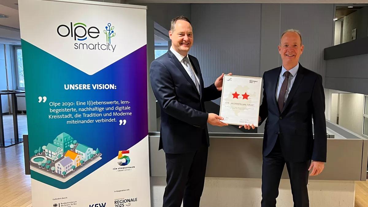 Landrat Theo Melcher (rechts) überreichte Bürgermeister Peter Weber die Urkunde mit den zwei Regionale-Sternen.