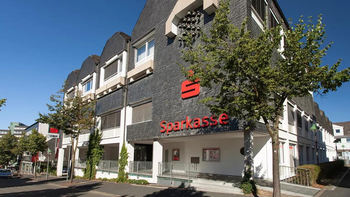 Das Sparkassen-Hauptstellengebäude am Olper Marktplatz an der Westfälischen Straße 9.