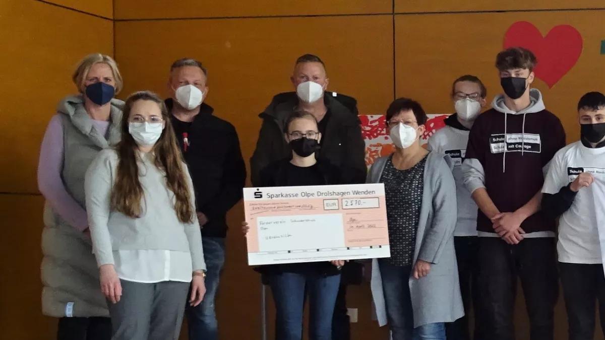 Eine Delegation aus Oberveischede übergibt Spende für ukrainische Kinder