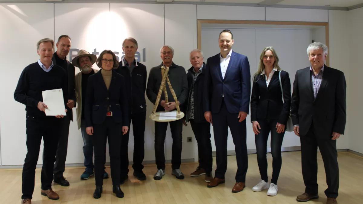 Einen Förderbescheid zur Unterstützung des geplanten GrubenKunstWeges auf der Rhonard überreichte Ministerin Ina Scharrenbach (Vierte von links) dem Heimatverein Olpe.