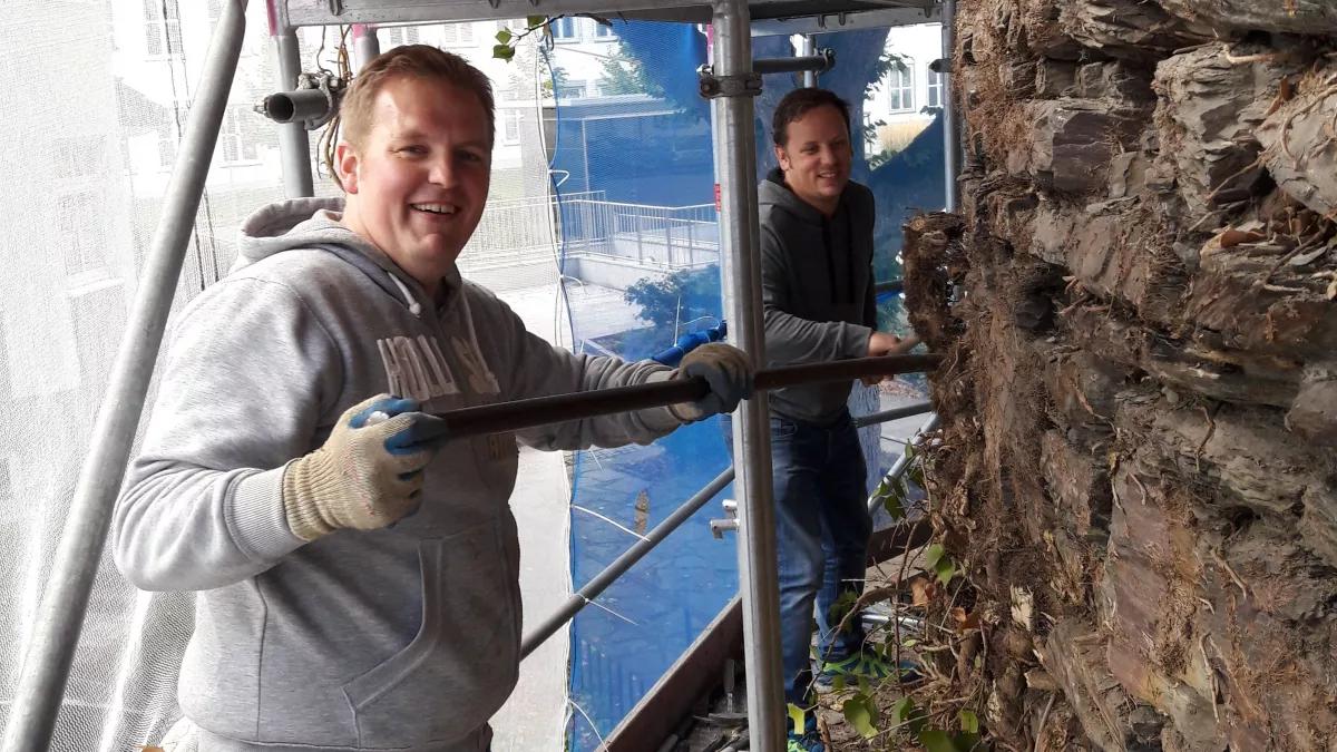 Vorsichtig werden die Steine aus der Mauer entnommen.
