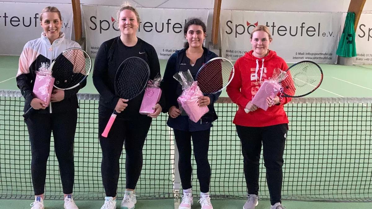 Die Siegerin Neda Aghapour (2v.r.), die Zweiplatzierte Anna Winkler-Döppeler (2.v.l.), sowie die Zeitplatzierten der Vorrunde Sabrina Hess (l.) und Stefanie Damm.