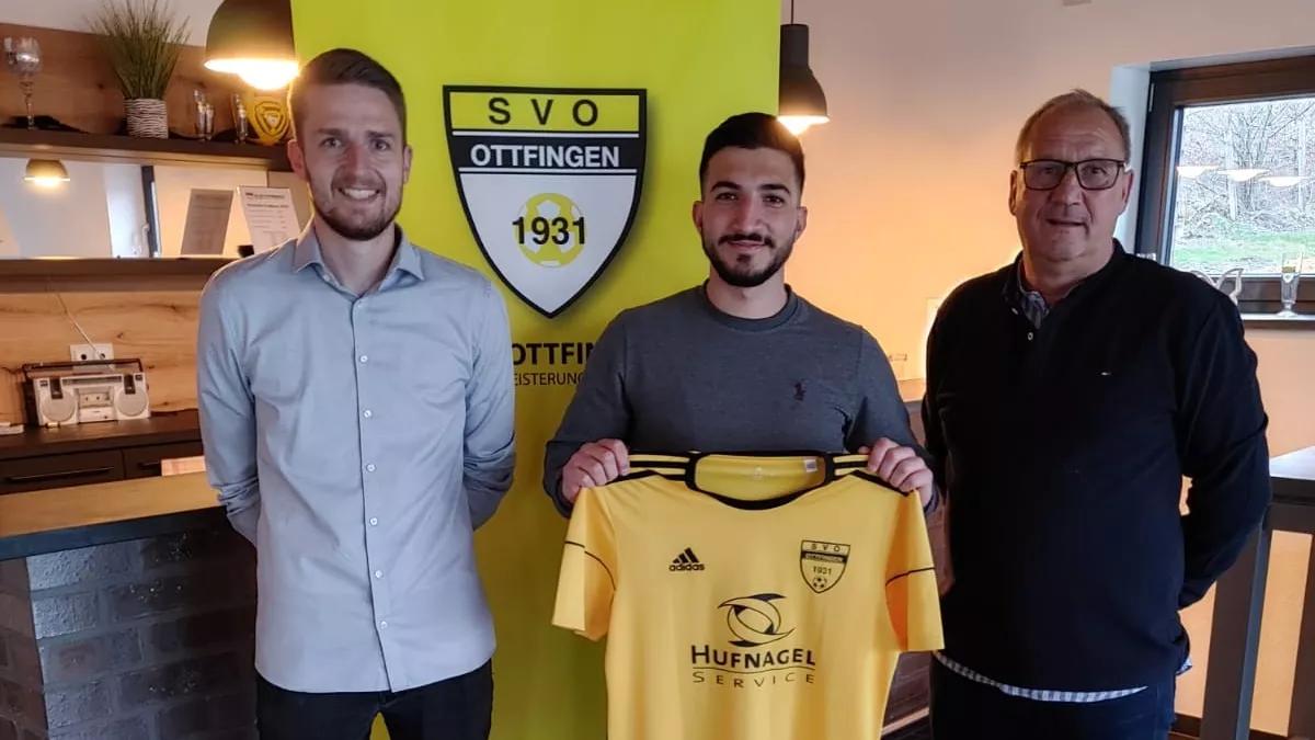 Stellvertretender Ressortleiter Spielbetrieb Kevin Stausberg, Neuzugang Fidel Delibalta und sportlicher Leiter Uwe Kipping (von links).