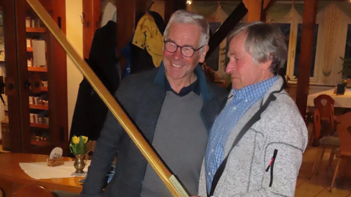 Stellvertretend für alle Skilangläufer überreichte Uli Rauchheld (TV Attendorn) den „Goldenen Ski“ an Peter Schöttes (rechts).