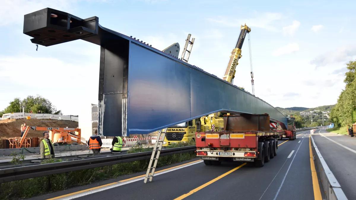Ein Schwertransporter auf der Autobahn.