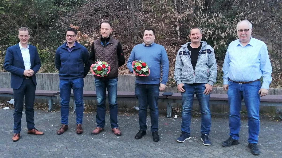 Bürgermeister Bernd Clemens mit Wehrführer Joachim Hochstein und dessen Stellvertreter Jens Winnersbach und Kevin Frohnenberg, der scheidende Stellvertreter Josef Alfes und ehemalige Wehrführer Wolfgang Solbach (v.l.)