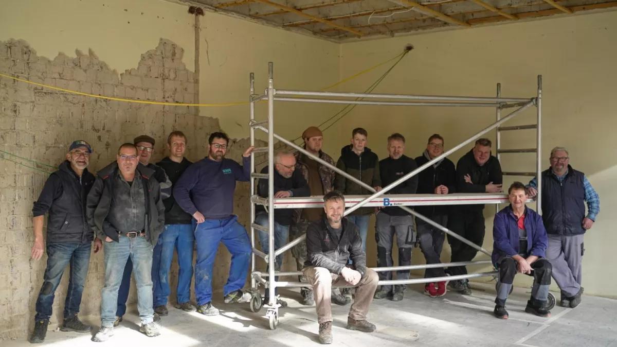 Helfer des ersten Arbeitseinsatzes zum Umbau der ehemaligen Grundschule Ottfingen.