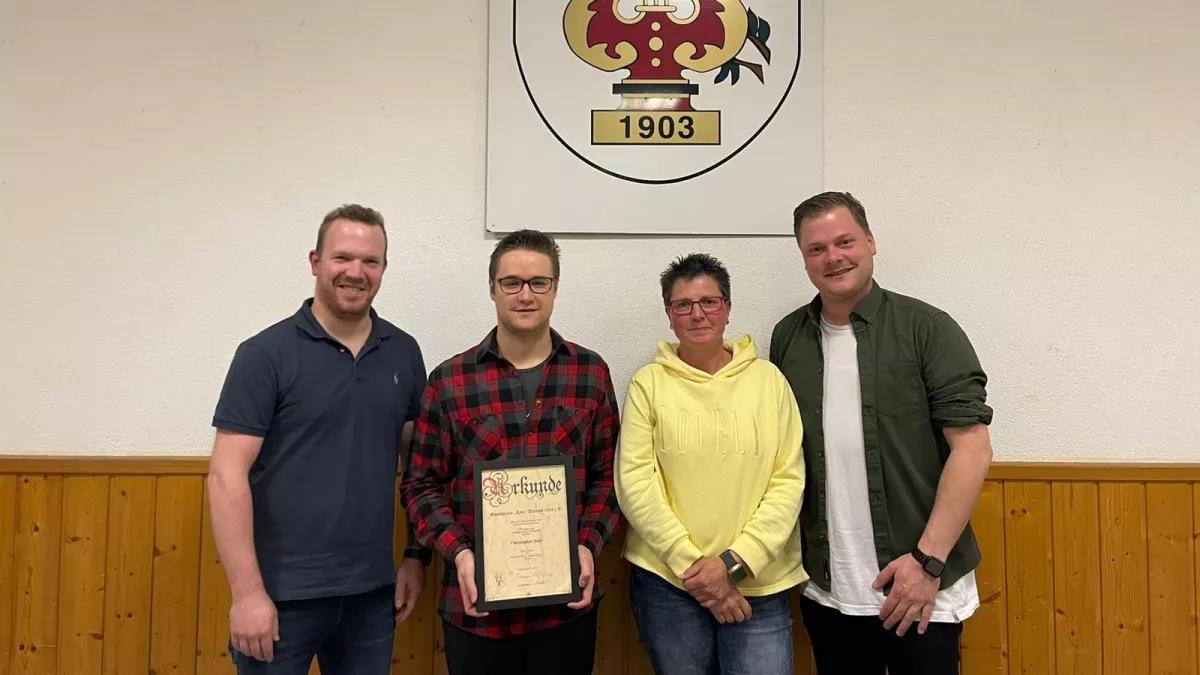 Der neue Vorstand: Michael Langhammer (1. Kassierer, links), Alexandra Exler (2. Vorsitzende) und Tobias Wurm (1. Vorsitzender, rechts). Der bisherige Schriftführer, Christopher Stahl (2.v.l.), stellte sein Amt zur Verfügung.